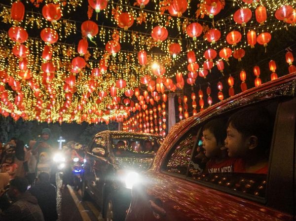Ribuan Lampion Hiasi Pasar Gede Menjelang Tahun Baru Imlek