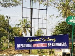 Spanduk Selamat Datang di Provinsi Termiskin Se-Sumatera Bikin Heboh di Aceh