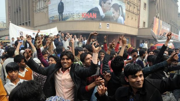 Masyarakat India di New Delhi berkumpul untuk mendukung pemutaran film My Name Is Khan pada 2010 lalu.