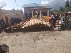 Polisi Amankan Truk Diduga Angkut Kayu Pembalakan Liar di Karo Sumut