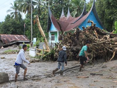 Banjir Bandang di Tanah Datar Putuskan Akses Jalan
