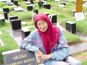 Ade Irawan Dimakamkan Hari Ini Satu Liang Lahat dengan Ria Irawan Ade Irawan Dimakamkan Hari Ini Satu Liang Lahat dengan Ria Irawan