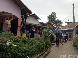 CT Arsa Beri Bantuan 2 Genset, 5 Kampung di Sukaraja Bogor Tak Lagi Gelap