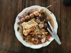 Selain SGPC di Dekat Kampus UGM Ada Ayam Geprek dan Nasi Bebek Enak