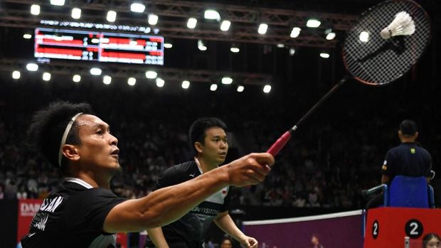 Pebulu tangkis ganda putra Indonesia Mohammad Ahsan (kiri) dan rekannya Hendra Setiawan mengembalikan kok ke arah lawannya asal China Taipei Lu Ching Yao dan Yang Po Han dalam pertandingan babak 16 besar Daihatsu Indonesia Masters 2020 di Istora Senayan, Jakarta, Kamis (16/1/2020). Ganda putra Indonesia unggulan kedua itu menang dengan skor 21-19 dan 22-20. ANTARA FOTO/Aditya Pradana Putra/wsj. *** Local Caption ***