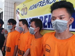 Nyamar Pakai Rompi Proyek, 4 Pencuri Besi Jalan Tol di Bekasi Ditangkap