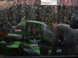 Arak Khitan Diguyur Hujan