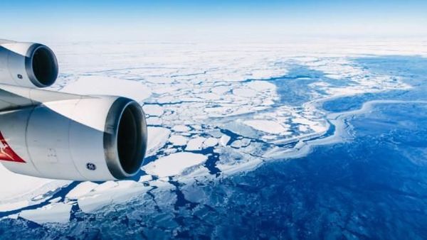 Panorama Indah Antartika dari Atas Pesawat