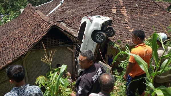 Bikin Kaget, Ada Mobil Nungging di Rumah Warga Gunungkidul