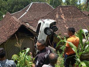 Bikin Kaget, Ada Mobil Nungging di Rumah Warga Gunungkidul