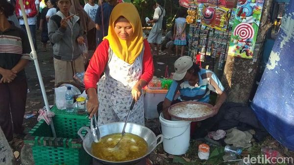 Keraton Agung Sejagat Digulung, Pedagang Raup Untung