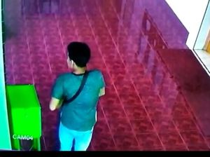 Terekam CCTV, 2 Pria Curi Kotak Amal Masjid di Medan