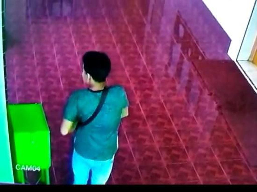 Terekam CCTV, 2 Pria Curi Kotak Amal Masjid di Medan Terekam CCTV, 2 Pria Curi Kotak Amal Masjid di Medan