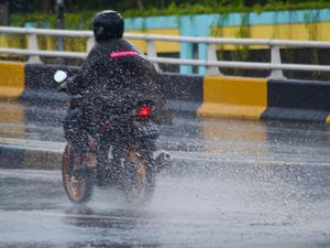 Berangkat Kerja Kehujanan Berangkat Kerja Kehujanan