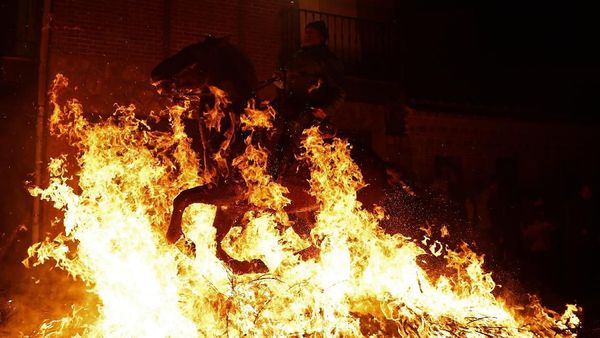 Aksi Para Penunggang Kuda Menerobos Kobaran Api di Spanyol