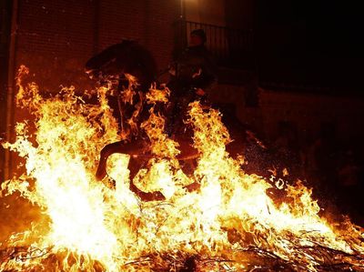 Aksi Para Penunggang Kuda Menerobos Kobaran Api di Spanyol