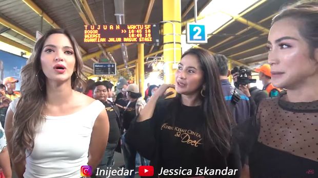 Nia Ramadhani kepanasan naik KRL bersama Maudy Koesnaedi dan Jedar