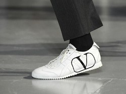 Rilis Sneakers Baru, Onitsuka Tiger Gandeng Rumah Mode Valentino