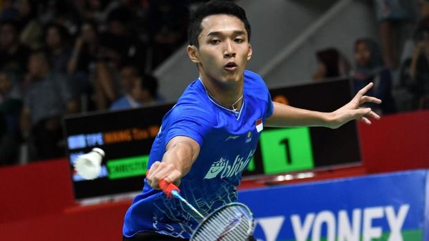 Pebulu tangkis tunggal putra Indonesia Jonatan Christie mengembalikan kok ke arah lawannya asal Taiwan Wang Tzu Wei dalam pertandingan babak 16 besar Daihatsu Indonesia Masters 2020 di Istora Senayan, Jakarta, Kamis (16/1/2020). Jonatan yang merupakan unggulan keenam itu menang dengan skor 21-15 dan 21-15. ANTARA FOTO/Aditya Pradana Putra/wsj.  *** Local Caption ***