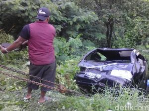 Mobil Tabrak Warga dan Terjun ke Jurang Cianjur, 2 Orang Luka