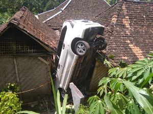 Waduh! Ada Mobil Nungging di Rumah Warga Gunungkidul