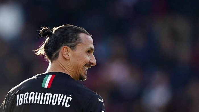 Milans Zlatan Ibrahimovic celebrates after scoring his sides second goal during an Italian Serie A soccer match between Cagliari and Milan in Cagliari, Saturday, Jan. 11, 2020. (Spada/LaPresse via AP)