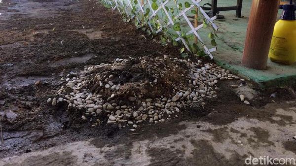 Hiii... Ada Makam di Kontrakan Raja Keraton Agung Sejagat