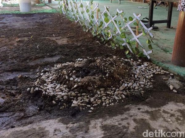 Hiii... Ada Makam di Kontrakan Raja Keraton Agung Sejagat