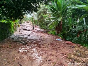 Jalan Tertutup Imbas Banjir Bandang, Warga Tanah Datar Bepergian Lewat Danau Jalan Tertutup Imbas Banjir Bandang, Warga Tanah Datar Bepergian Lewat Danau
