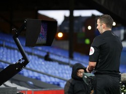 Wasit Liga Inggris Bakal Lebih Sering Lihat Monitor VAR