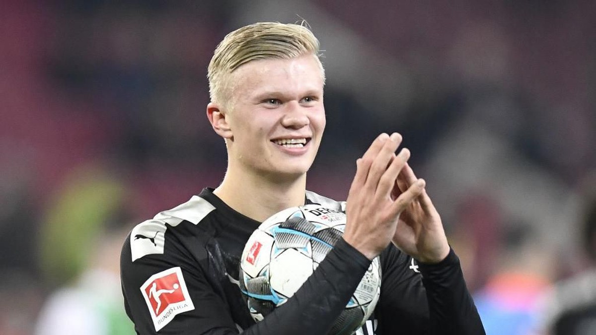 Erling Haaland mencetak hat-trick saat Borussia Dortmund vs Augsburg (Foto: Photo by THOMAS KIENZLE / AFP)