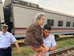 Foto Viral Kondektur Kereta Baik Hati Gendong Penumpang Tua, Bikin Salut