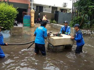 Pasukan Biru Dikerahkan Atasi Banjir di Jaksel
