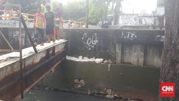 Bocor, Tanggul Kali Sekretaris Ditambal Pakai Karung Pasir