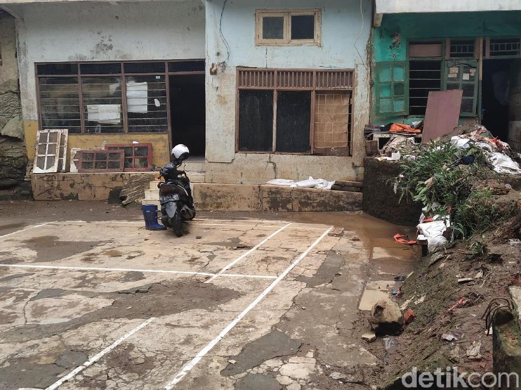 Banjir di Rawajati Surut, Warga Bersih-bersih Rumah