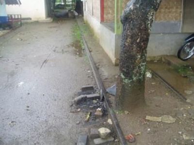 Ada Rumah yang Makan Rel KA Rangkas-Pandeglang, Ini Wujudnya