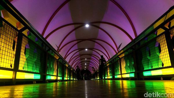 Warna-warni JPO Pasar Minggu di Malam Hari