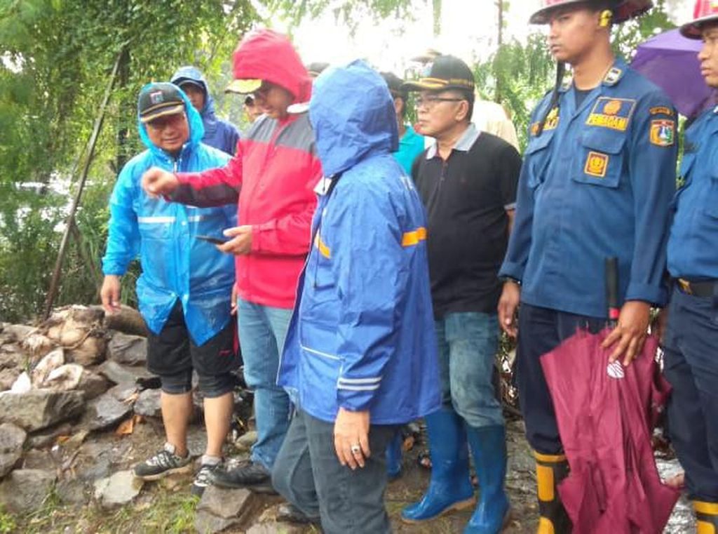 Anies Sidak ke Kebayoran Lama, Sidak Kesigapan Petugas Antisipasi Banjir