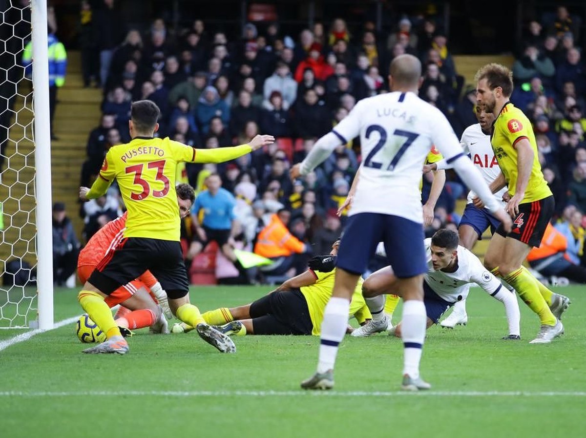 Momen saat 10.04 milimeter menggagalkan gol Tottenham Hotspurke gawang Watford. (Foto: Richard Heathcote/Getty Images)