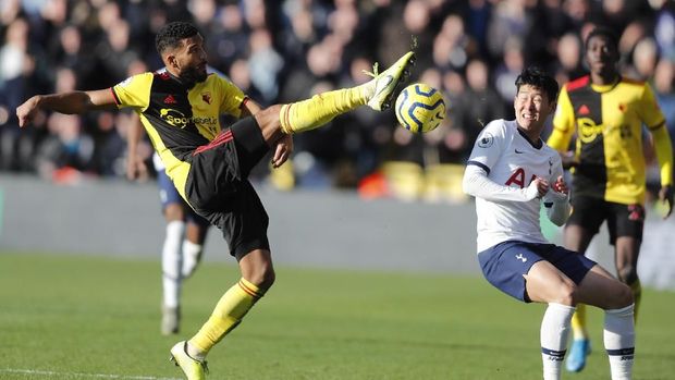Son Heung Min (kanan) gagal menciptakan satu pun gol ke gawang Watford. (