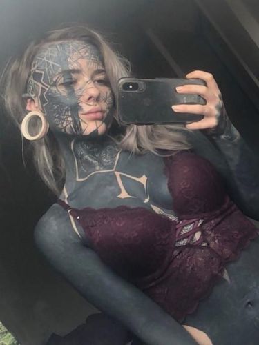 Penampilan Nadine, wanita yang 90% tubuhnya dipenuhi tato