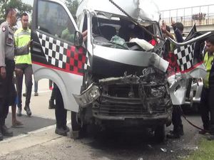 Gagal Menyalip, Mobil Travel Tabrak Truk Boks di Tol Cipali Subang