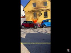 Entah Apa yang Merasukinya, Mobil Ini Jalan Sendiri Saat Terbakar