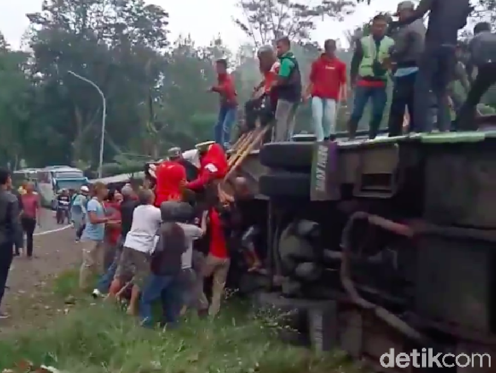 Video Polisi Duga Kecelakaan Maut di Ciater karena Rem Blong