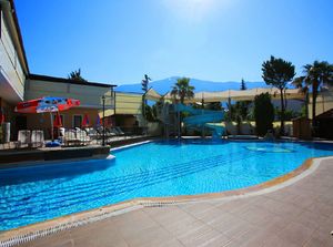 Turis Inggris Kecewa, Resort Favoritnya Jadi Halal