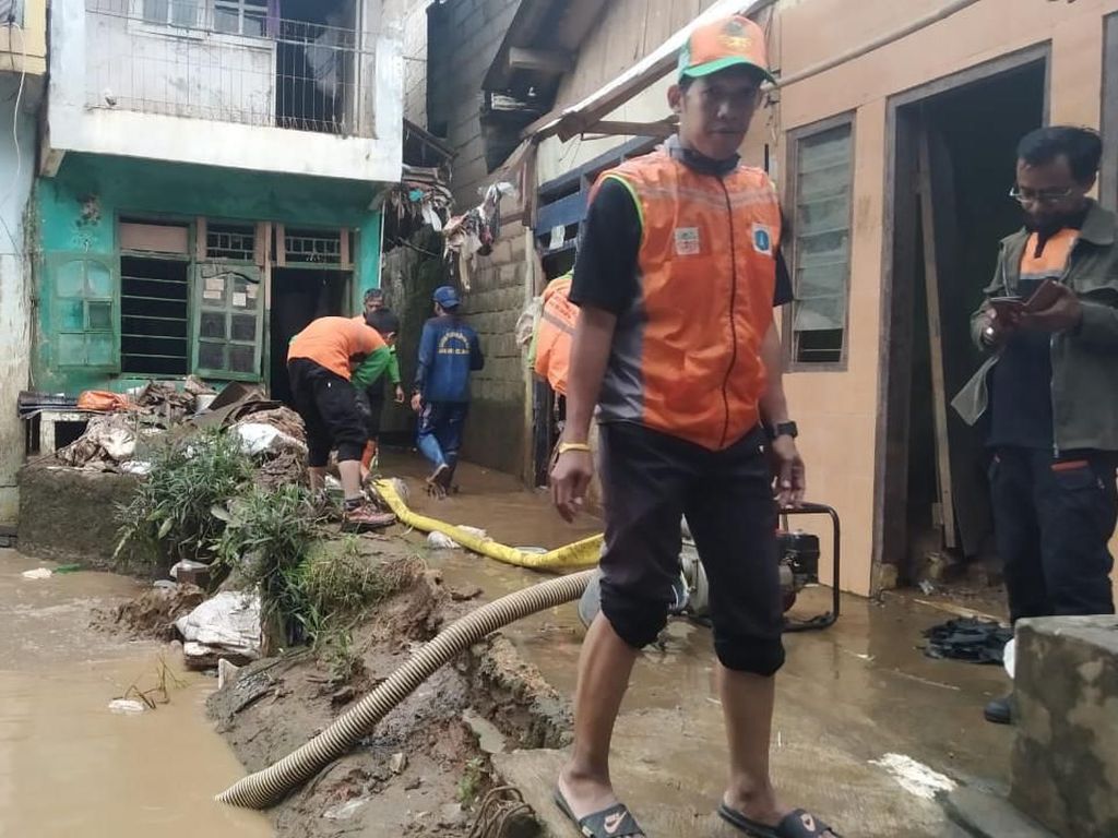 Rawajati Langganan Banjir, Ketua RW Andalkan WAG: Kalau Toa Berisik