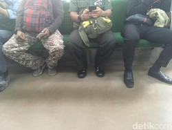 Duduk Ngangkang dan Kompetitifnya Pencarian Tempat Duduk di KRL