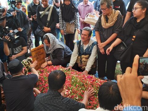 Ibunda Dimakamkan Satu Liang Lahat dengan Ria Irawan