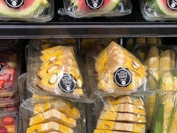 Kocak! Begini Cara Nyeleneh Mengupas Durian Hingga Rambutan