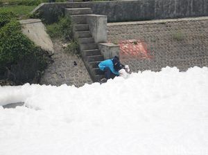 Sungai di Sidoarjo Dipenuhi Busa, Dinas Lingkungan Hidup Ambil Sample Air Sungai di Sidoarjo Dipenuhi Busa, Dinas Lingkungan Hidup Ambil Sample Air